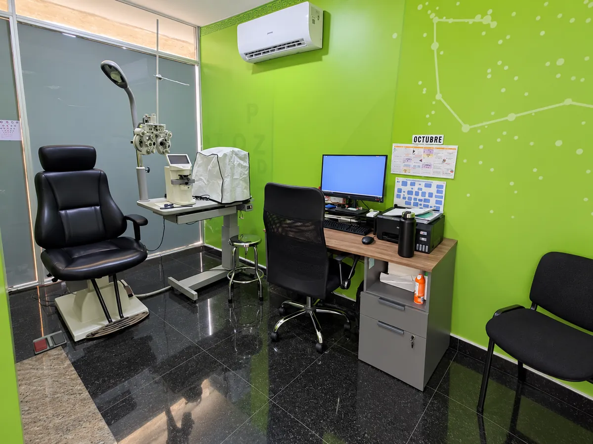 Consultorio de la clínica de Mérida con sillón de exploración y foróptero