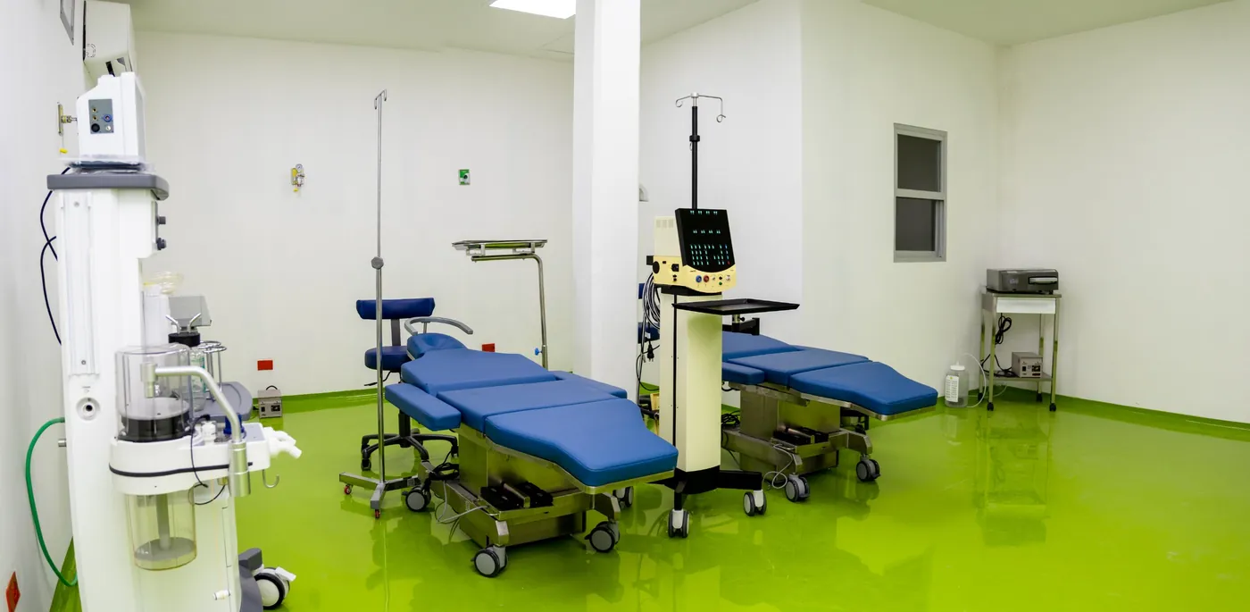 Quirófano de la clínica de Mérida con dos mesas quirúrgicas